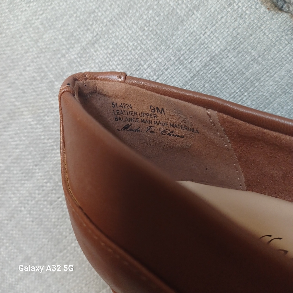 Bella Vita Brown and Gold Loafers Flats Size 9.m - Picture 15 of 15